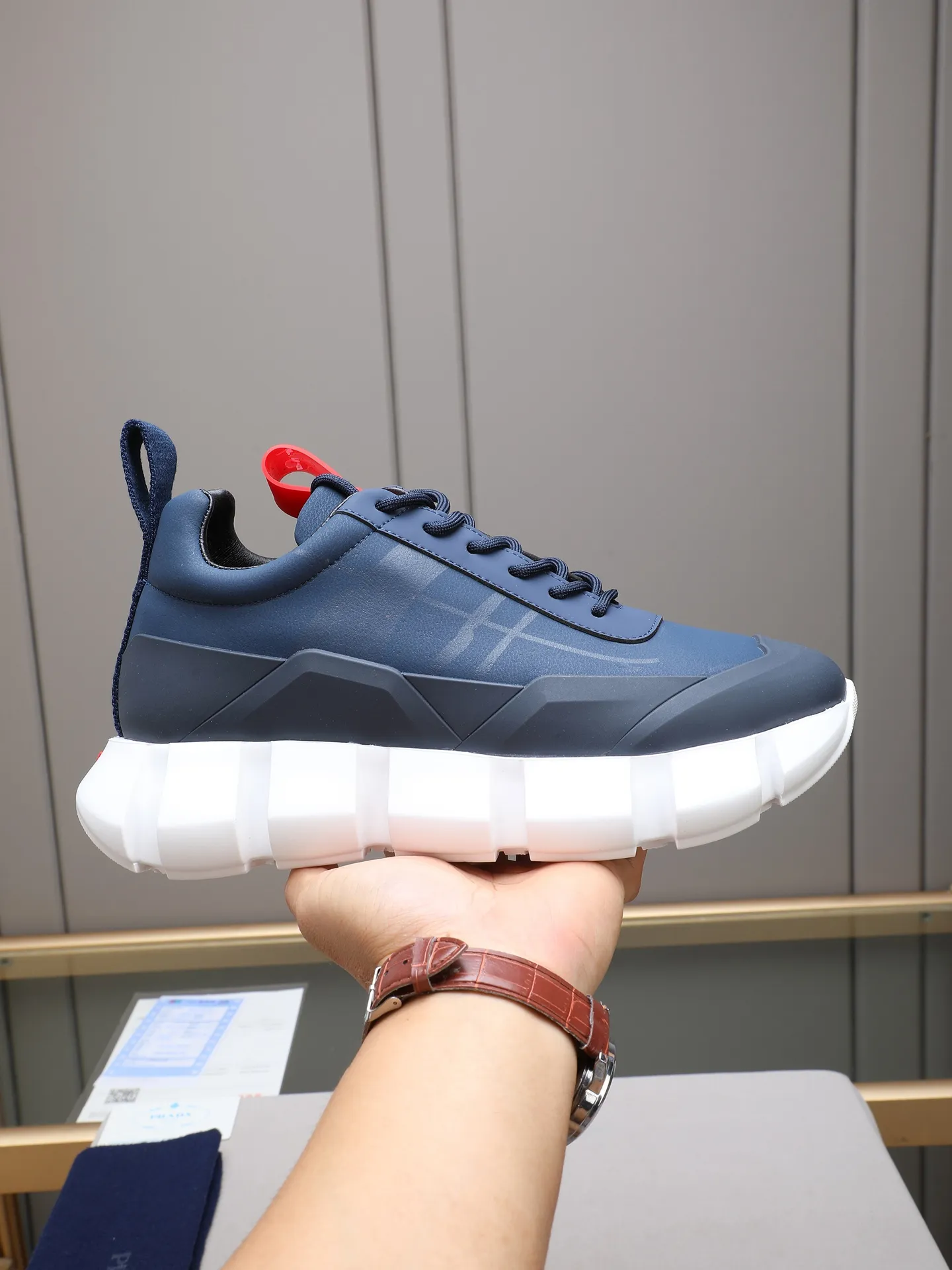 Men's shoes 💰500 PRADA/Prada men's lace-up casual sports shoes, the upper is made of imported first-layer calfskin, soft, comfortable and breathable ➕ washed sheepskin! The tongue is decorated with the PRADA brand letter logo. The rubber thick sole echoes the red label tongue. The style is fashionable and elegant. The details are carefully crafted. A casual sports shoe with a super western style and excellent breathability!  Size: 38-44 (45 46 customized)